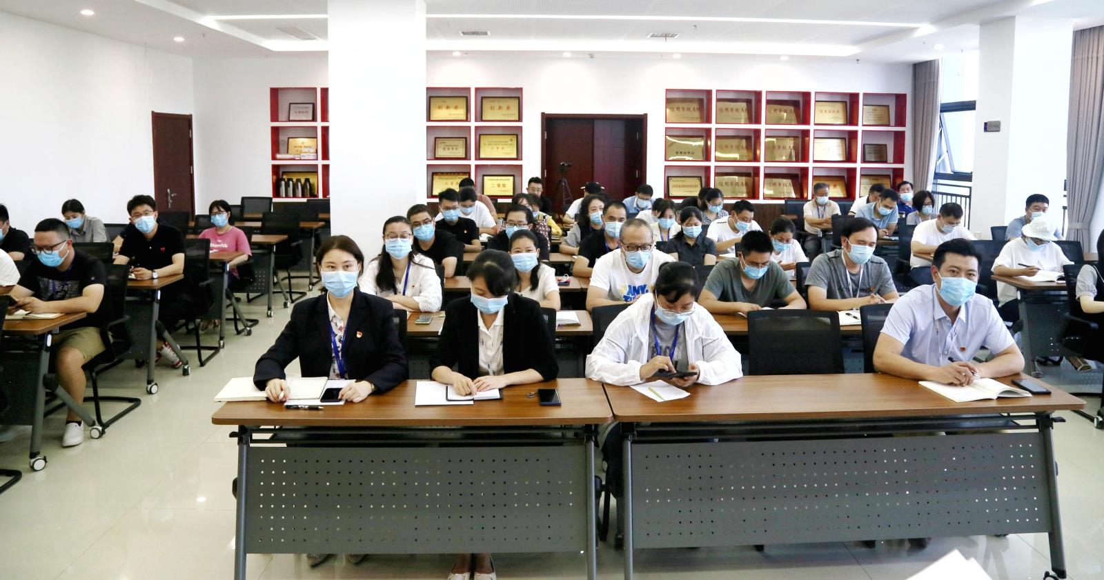 參會人員.jpg 參會人員.jpg